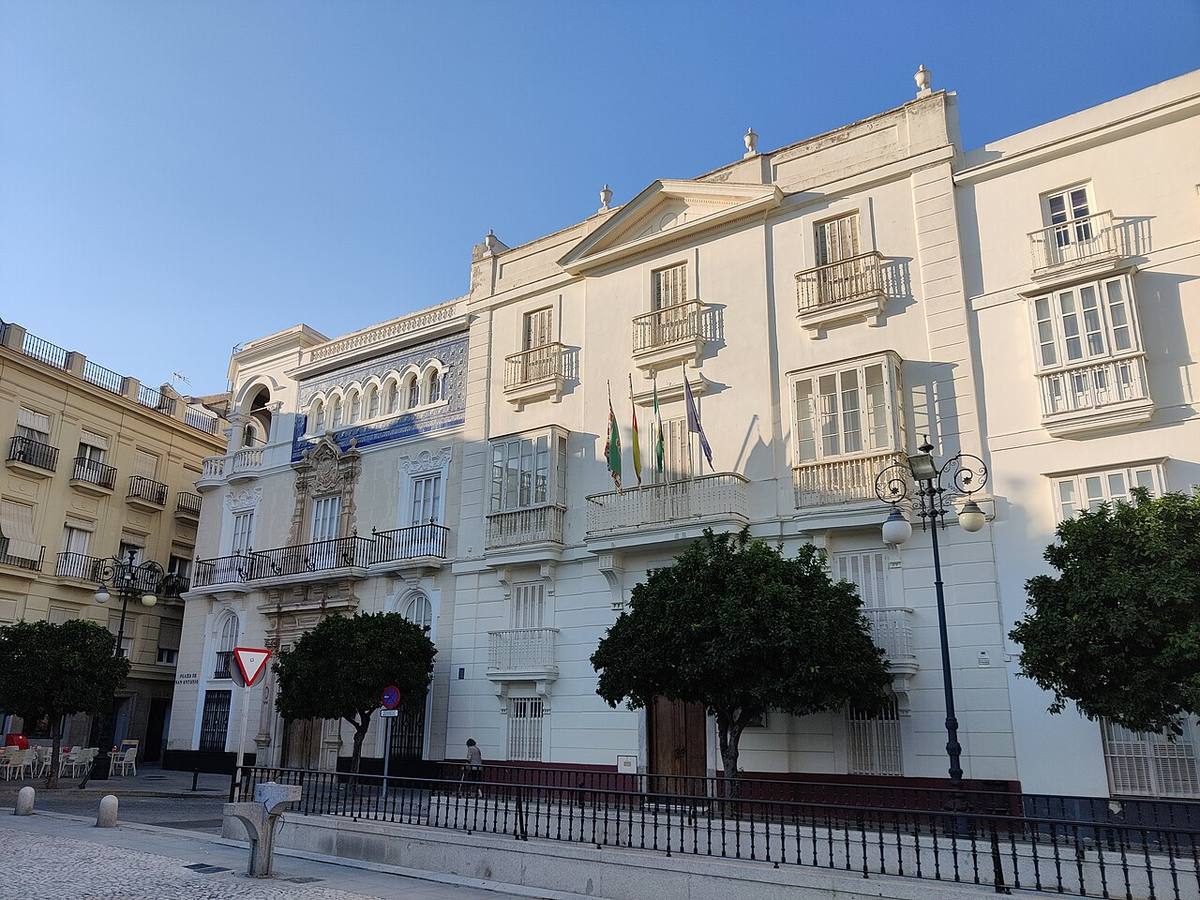 Fachadas de fincas urbanas en la Plaza de San Antonio de Cádiz.