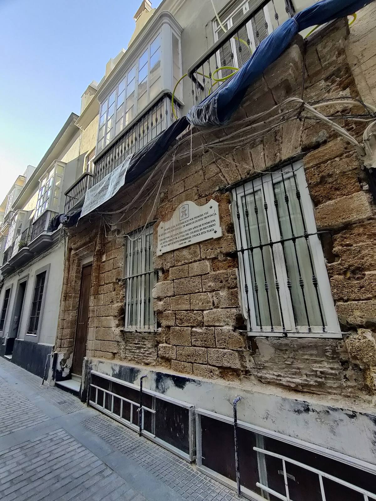 Fachada de un edificio antiguo en el centro histórico de Cádiz.