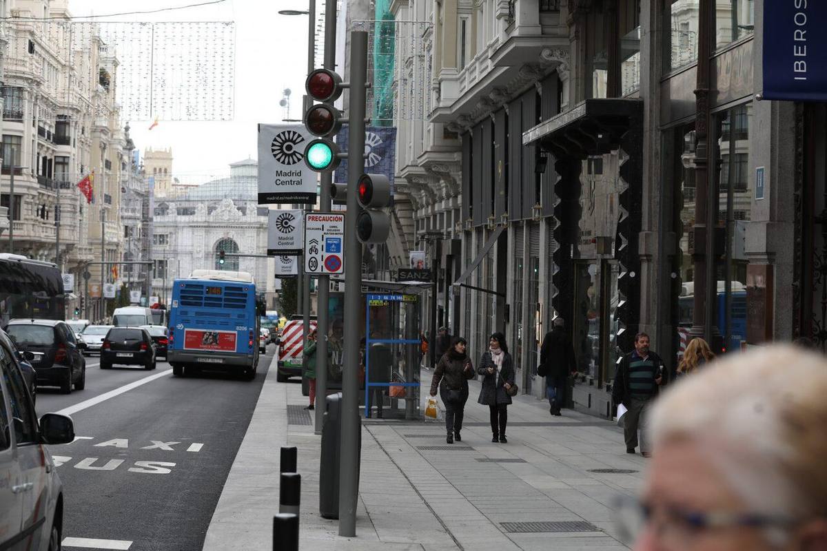 Tráfico y edificios comerciales en la calle Gran Vía de Madrid.
