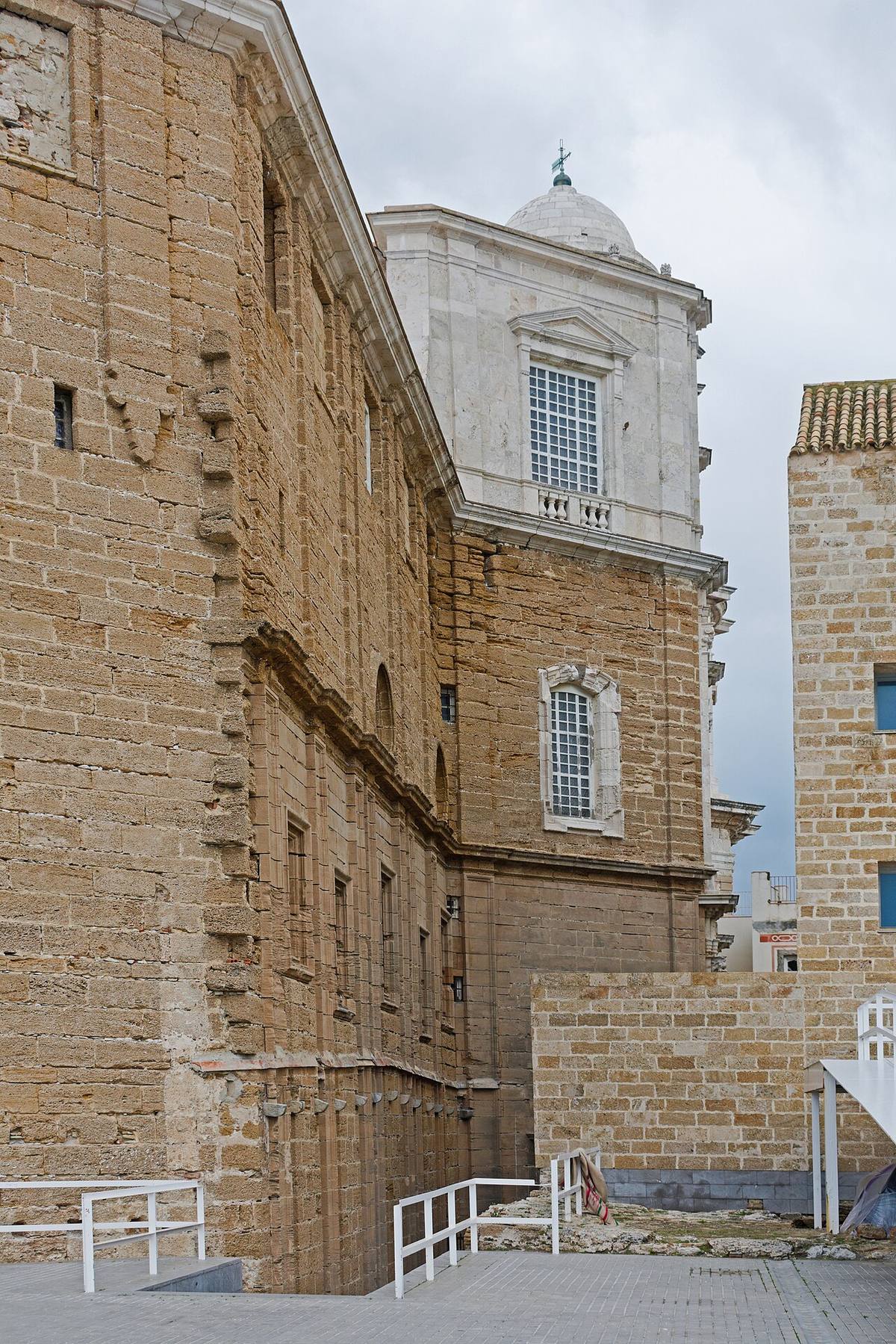 Muros exteriores de la Catedral de Cádiz desde la avenida Campo del Sur.
