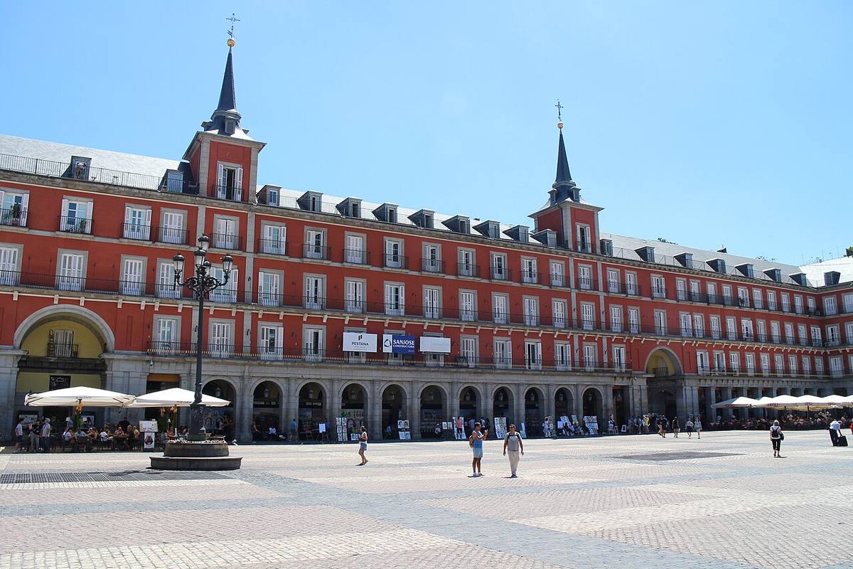 Edificios residenciales y comerciales en la Plaza Mayor de Madrid.