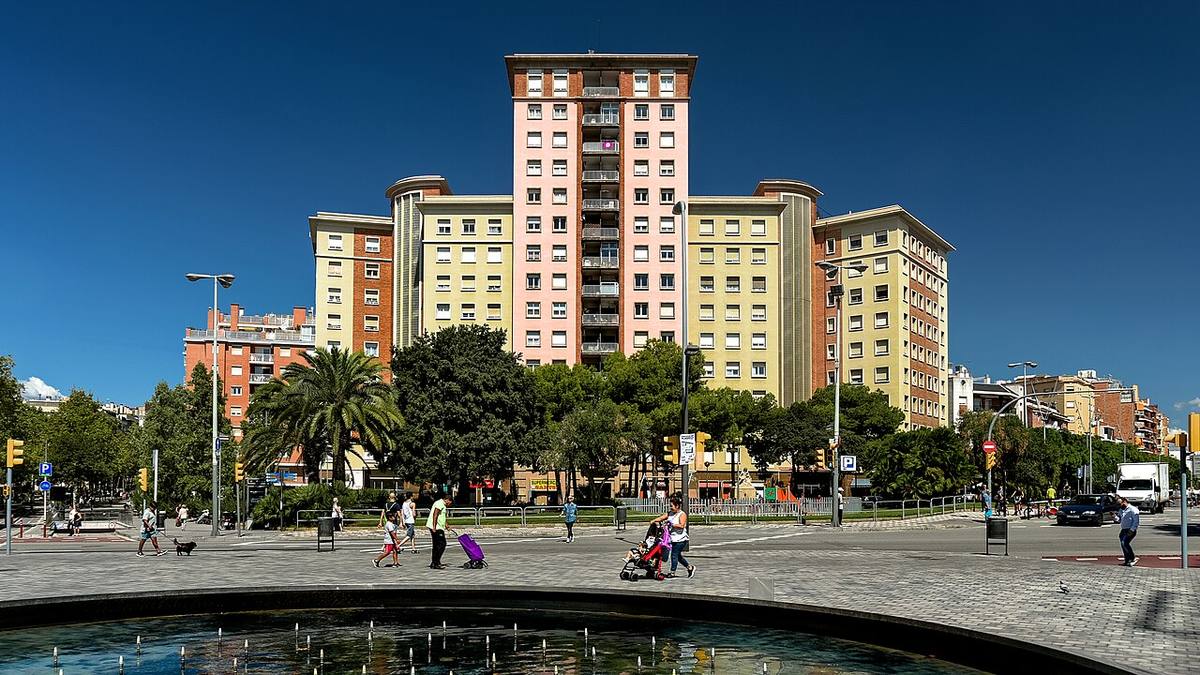 Bloque de viviendas de gran altura en la plaza de Sants, Barcelona.