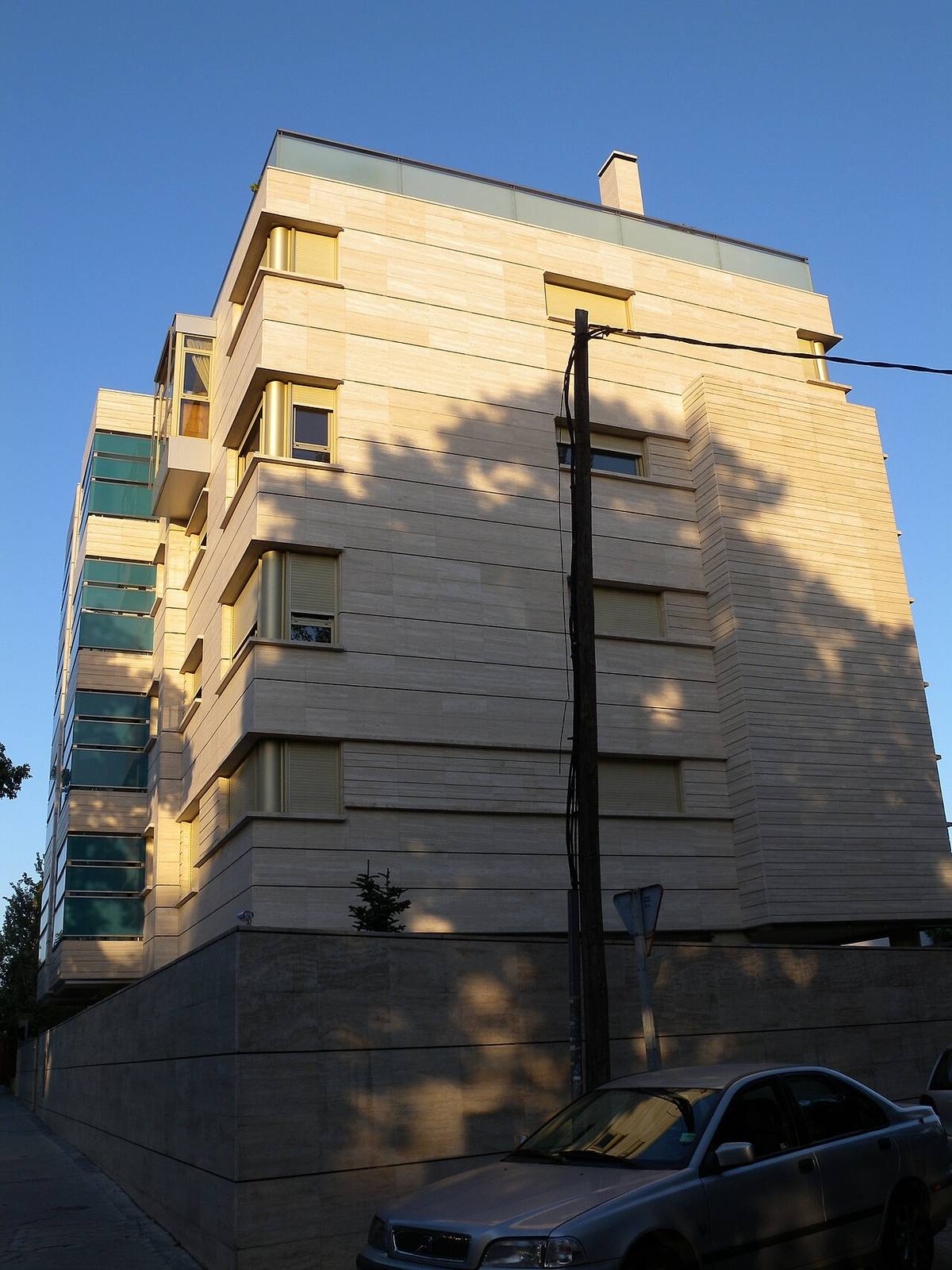Edificio residencial de lujo en el barrio de El Viso, Madrid.