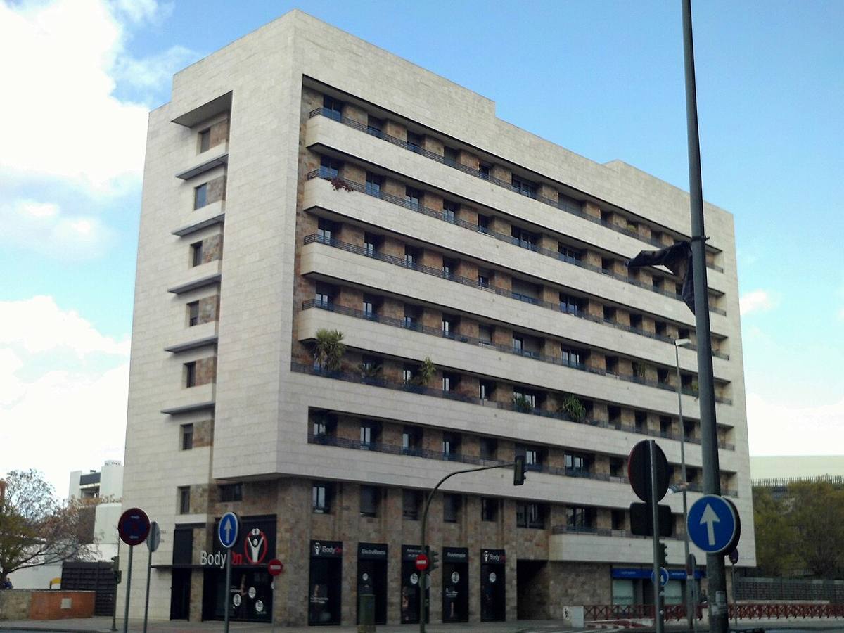Edificio de viviendas y locales comerciales representativo del mercado inmobiliario.