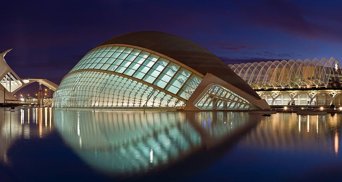 Atardecer en el complejo de la Ciudad de las Artes y las Ciencias de Valencia.