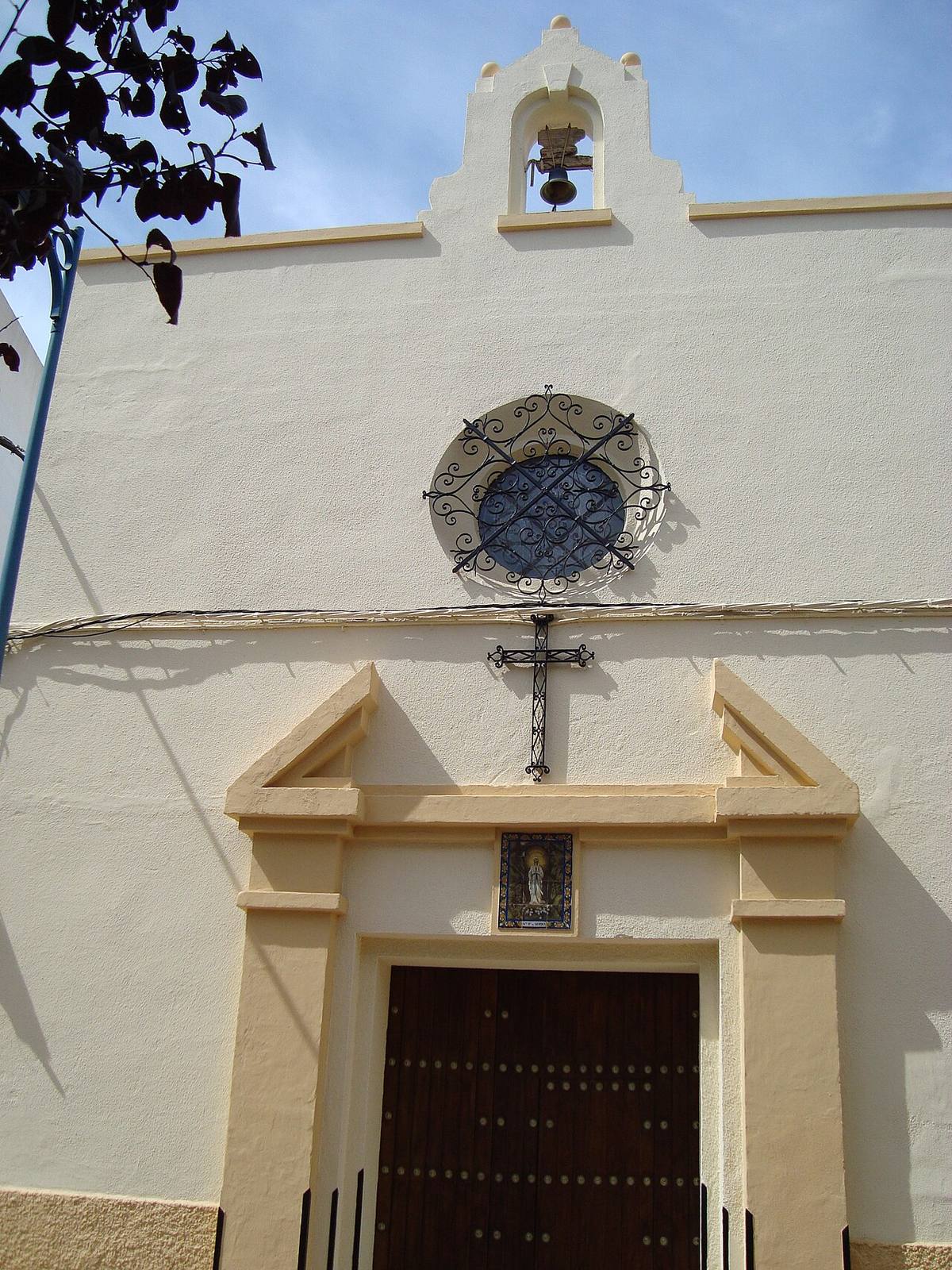 Fachada del Convento de las Hermanas de la Cruz en Chiclana de la Frontera.