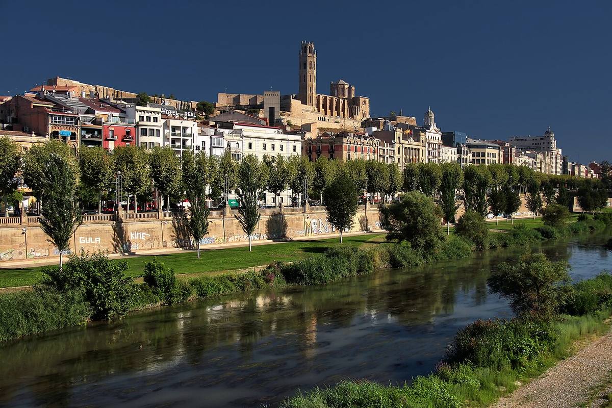 Fachada fluvial de la ciudad de Lleida con la Seu Vella destacando en el horizonte.