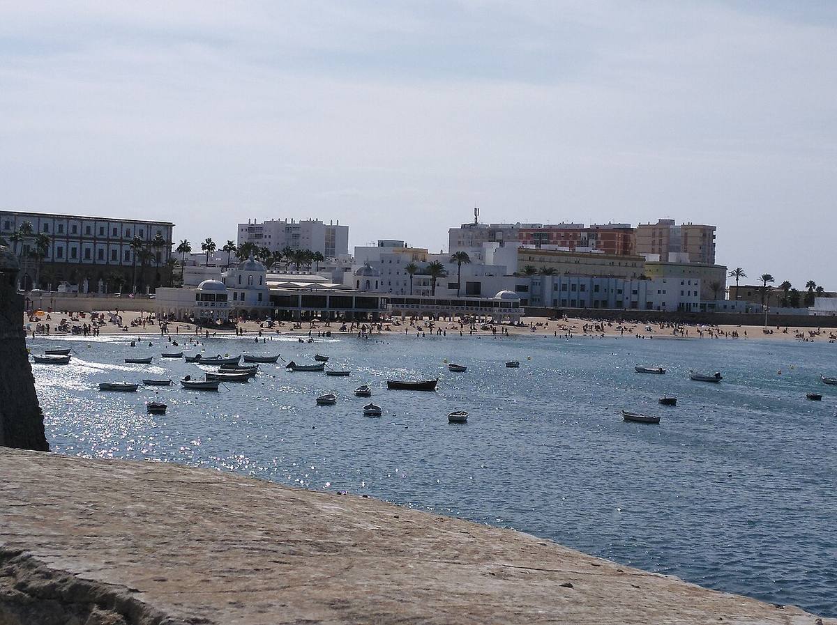 Vista de la playa de la Caleta y edificios de Cádiz capital.
