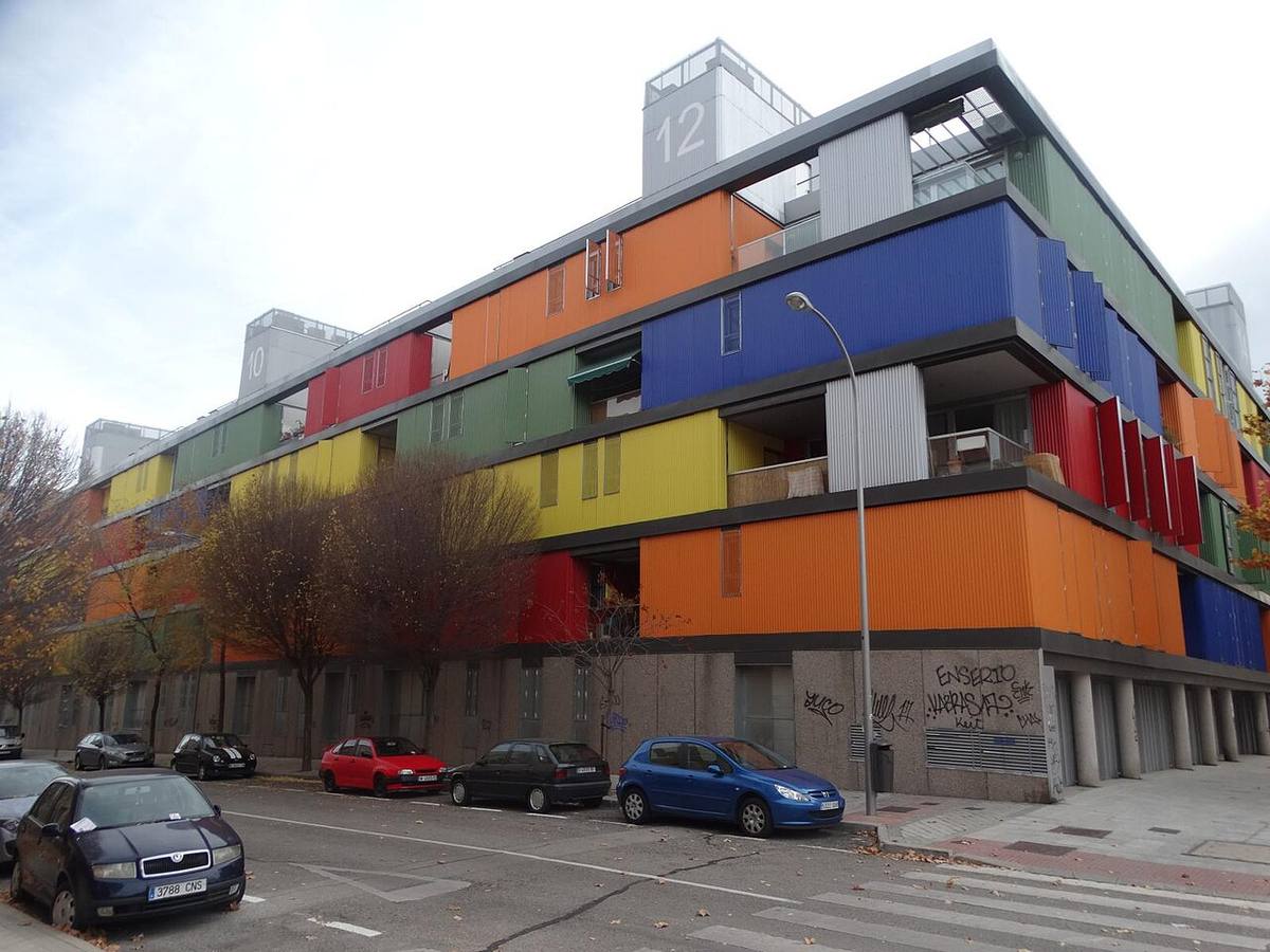Bloque de viviendas de arquitectura contemporánea en Madrid.