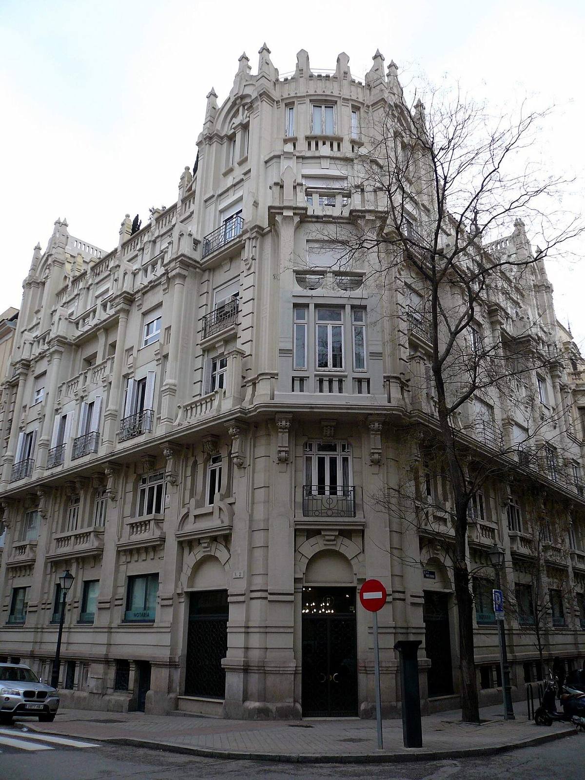 Edificio de viviendas en la calle del Monte Esquinza, Madrid.