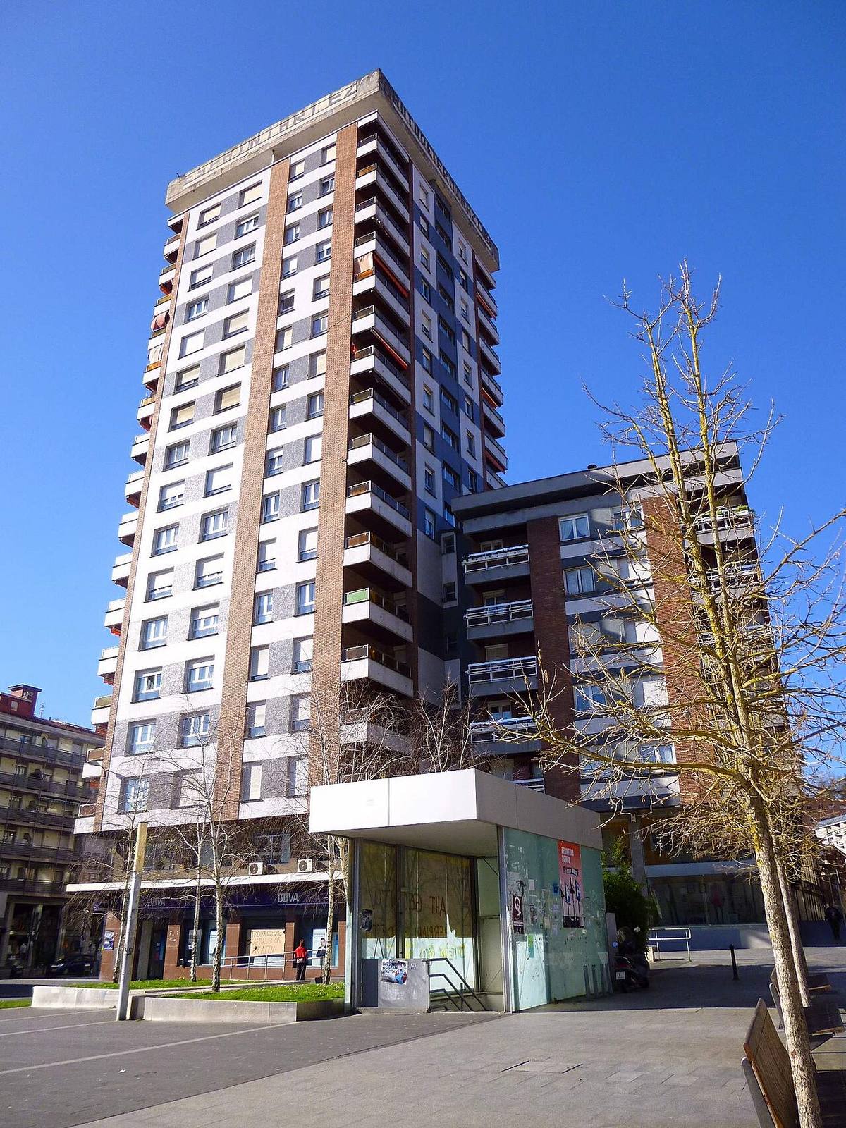 Edificio de viviendas de gran altura en una zona urbana de Arrasate (Mondragón).