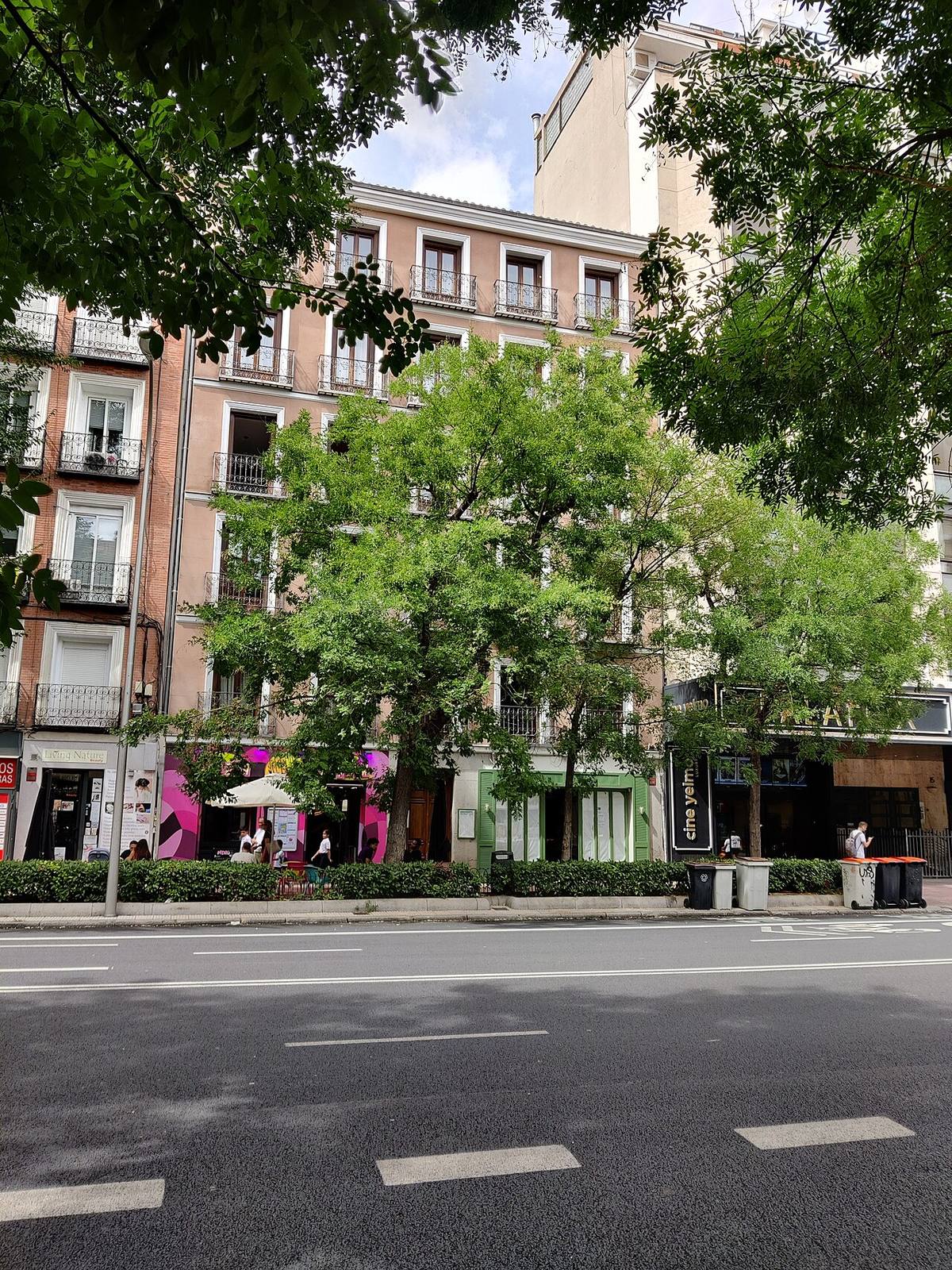 Edificio de apartamentos turísticos y locales comerciales en la calle Luchana de Madrid.
