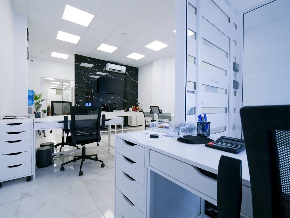 Interior de una oficina inmobiliaria en Torrevieja.