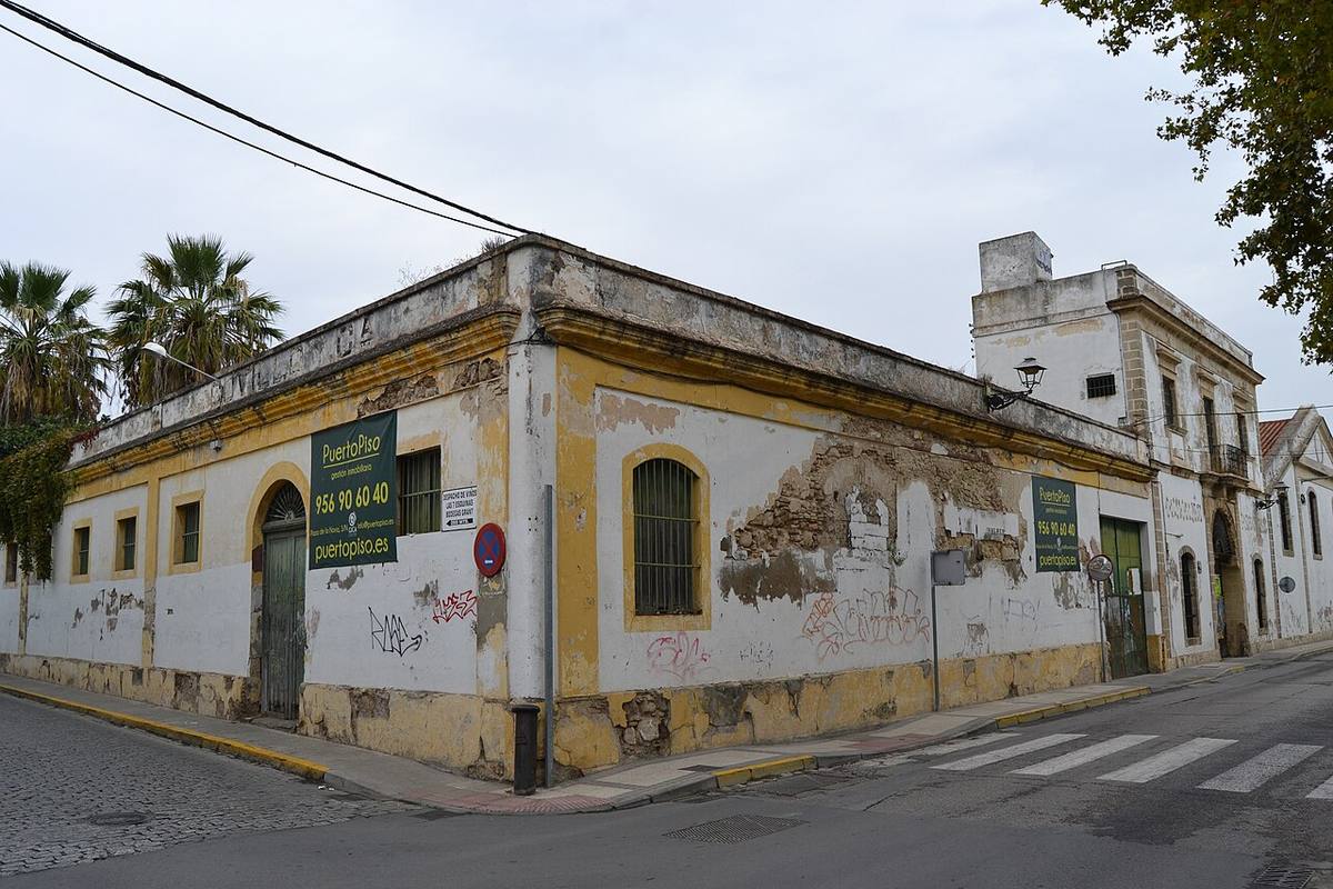 Estado actual de las antiguas bodegas en la esquina de la calle Valdés con San Bartolomé.