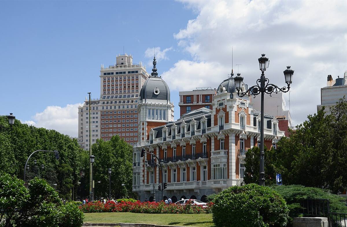 Edificios residenciales y arquitectura clásica en el centro de Madrid.