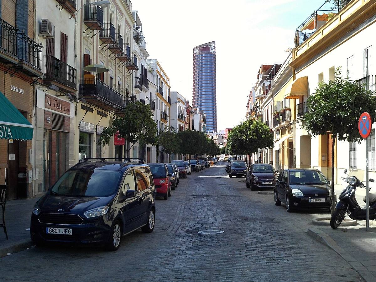 Edificios residenciales en la calle Castilla de Sevilla con la Torre Sevilla al fondo.