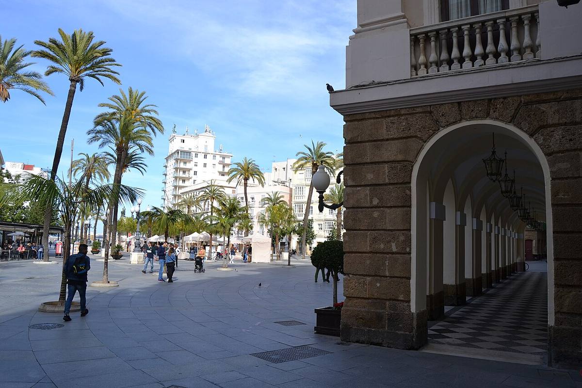 Exterior del Ayuntamiento de Cádiz y plaza adyacente.