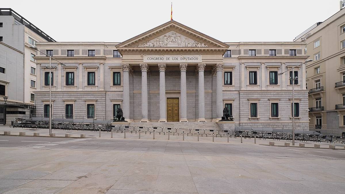 Vista frontal del edificio del Congreso de los Diputados en Madrid.