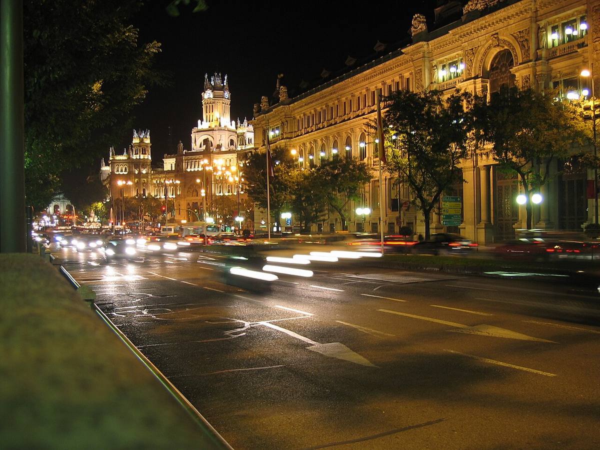 Vista nocturna de la calle de Alcalá con la sede del Banco de España a la derecha.