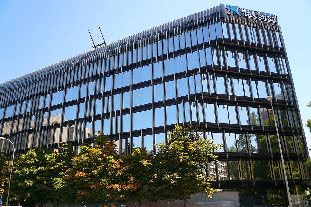 Sede de CaixaBank en Madrid, entidad autora del informe sobre el alquiler.