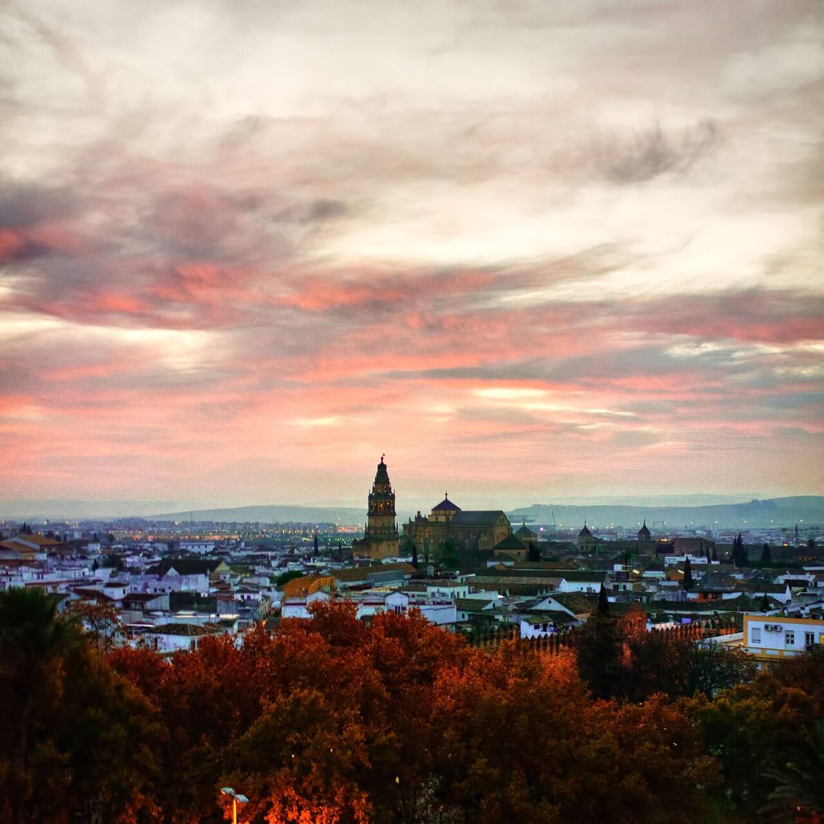 Vista panorámica del casco urbano de Córdoba al atardecer.