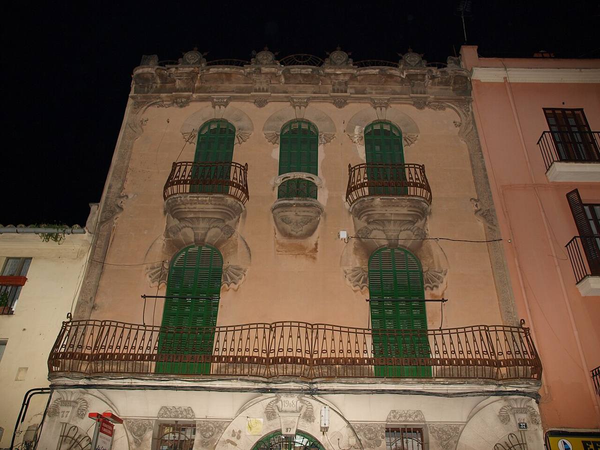 Edificio de estilo modernista en el barrio de Santa Catalina, Palma de Mallorca.