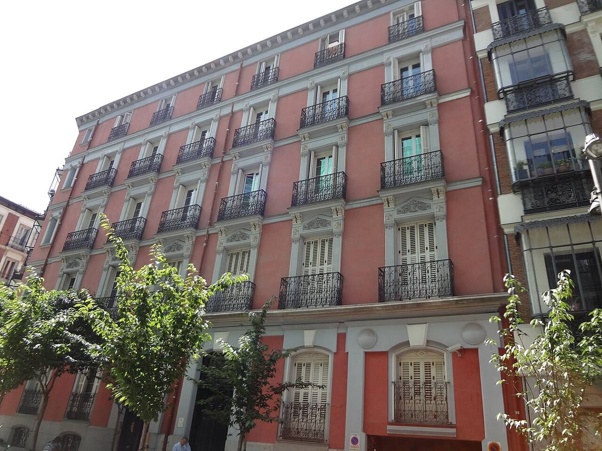 Edificio de viviendas de estilo tradicional en el Barrio de Salamanca, Madrid.