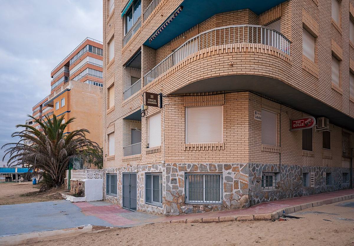 Edificio de apartamentos junto a la playa del Acequión en Torrevieja, Alicante.