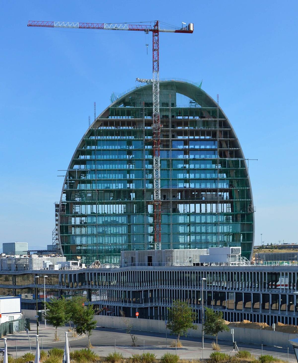 Detalle de la torre principal del centro financiero del BBVA en Madrid.