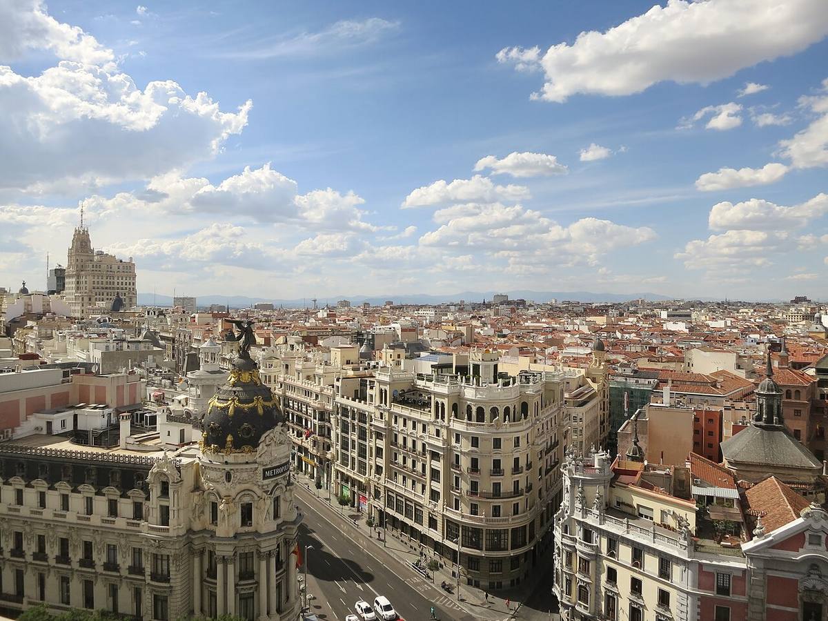 Vista aérea del centro de Madrid con el edificio Metrópolis en primer plano.