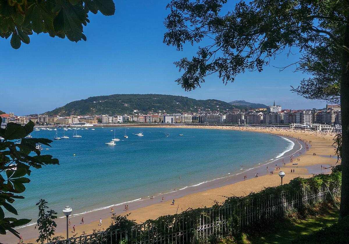 Panorámica de la playa de la Concha y el frente marítimo en San Sebastián.
