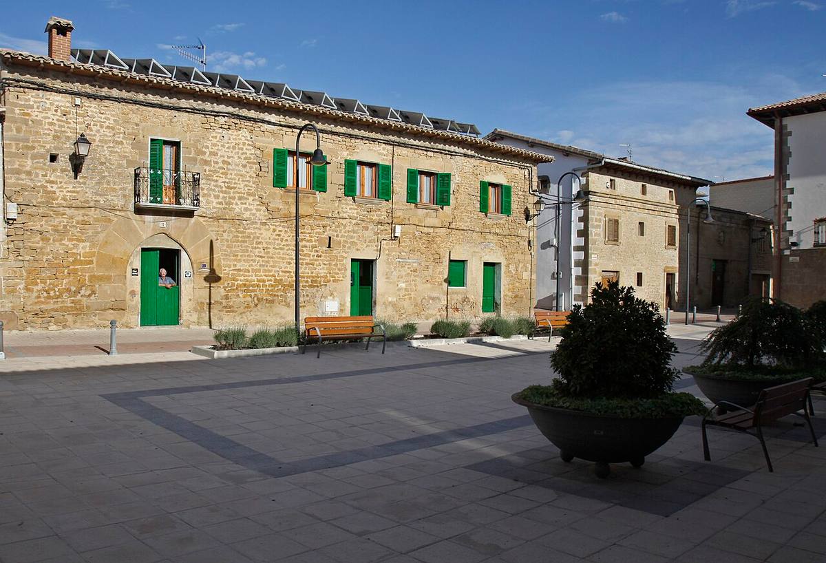 Plaza y viviendas en Barásoain, Navarra.