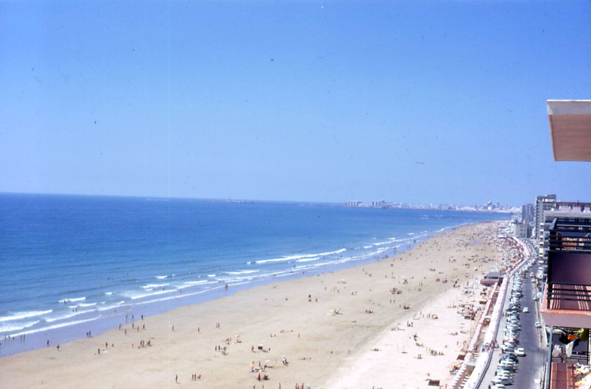 Vista aérea de la Playa de la Victoria y edificios colindantes en 1972.