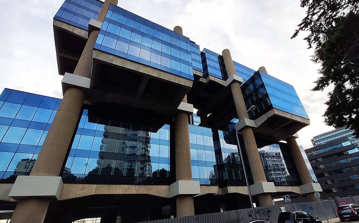 Fachada acristalada del Edificio Los Cubos en Madrid.