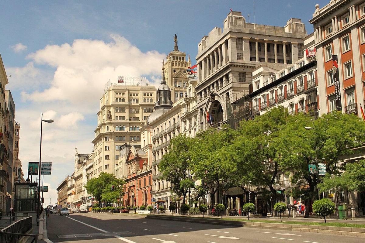 Vista de la calle de Alcalá en Madrid, zona con alta concentración de sedes bancarias.