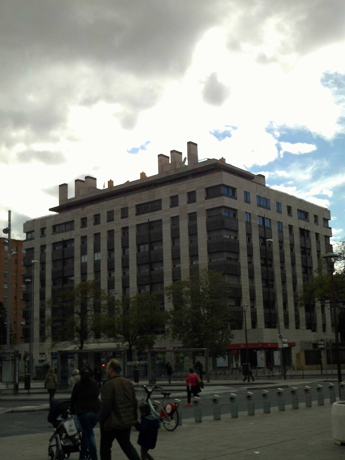 Edificio de apartamentos de varias plantas en una zona urbana.