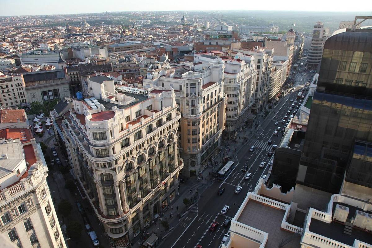 Vista aérea de la Gran Vía y edificios residenciales del centro de Madrid.