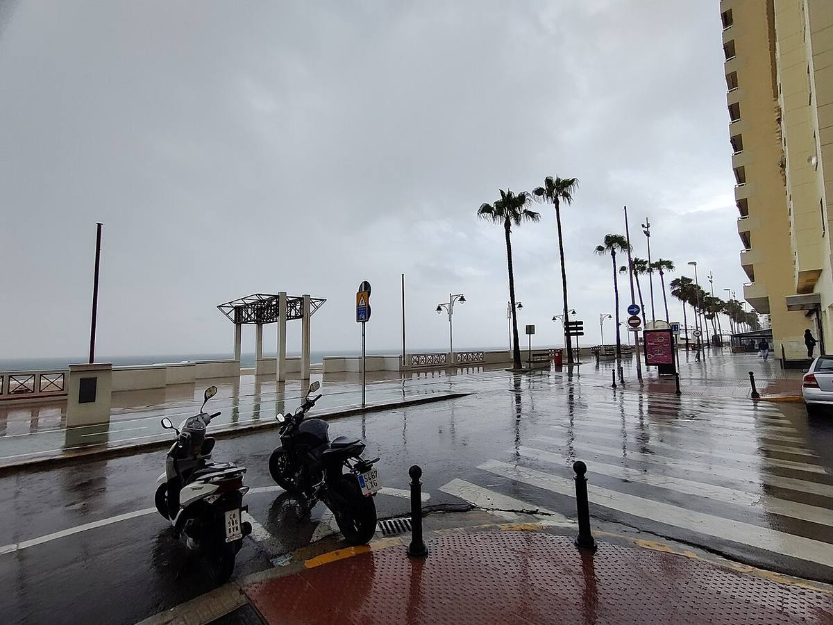 Paseo Marítimo de Cádiz en un día de lluvia.