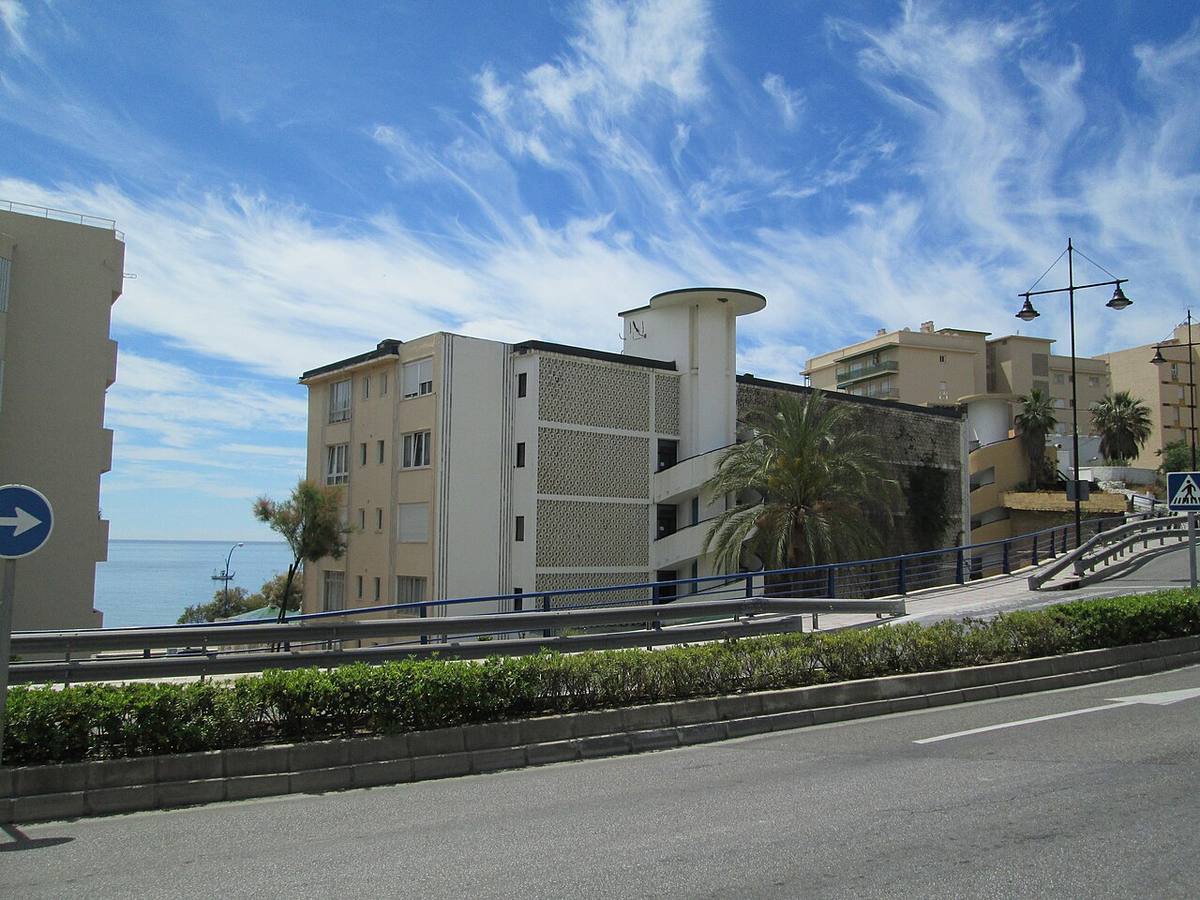 Fachada de los apartamentos Ópera situados en Fuengirola.