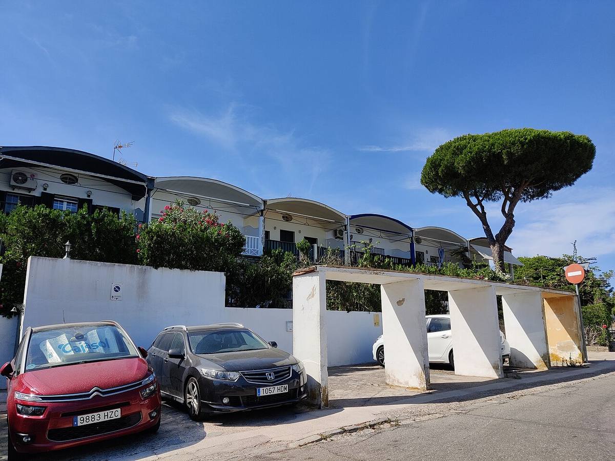 Viviendas unifamiliares con zona de aparcamiento.