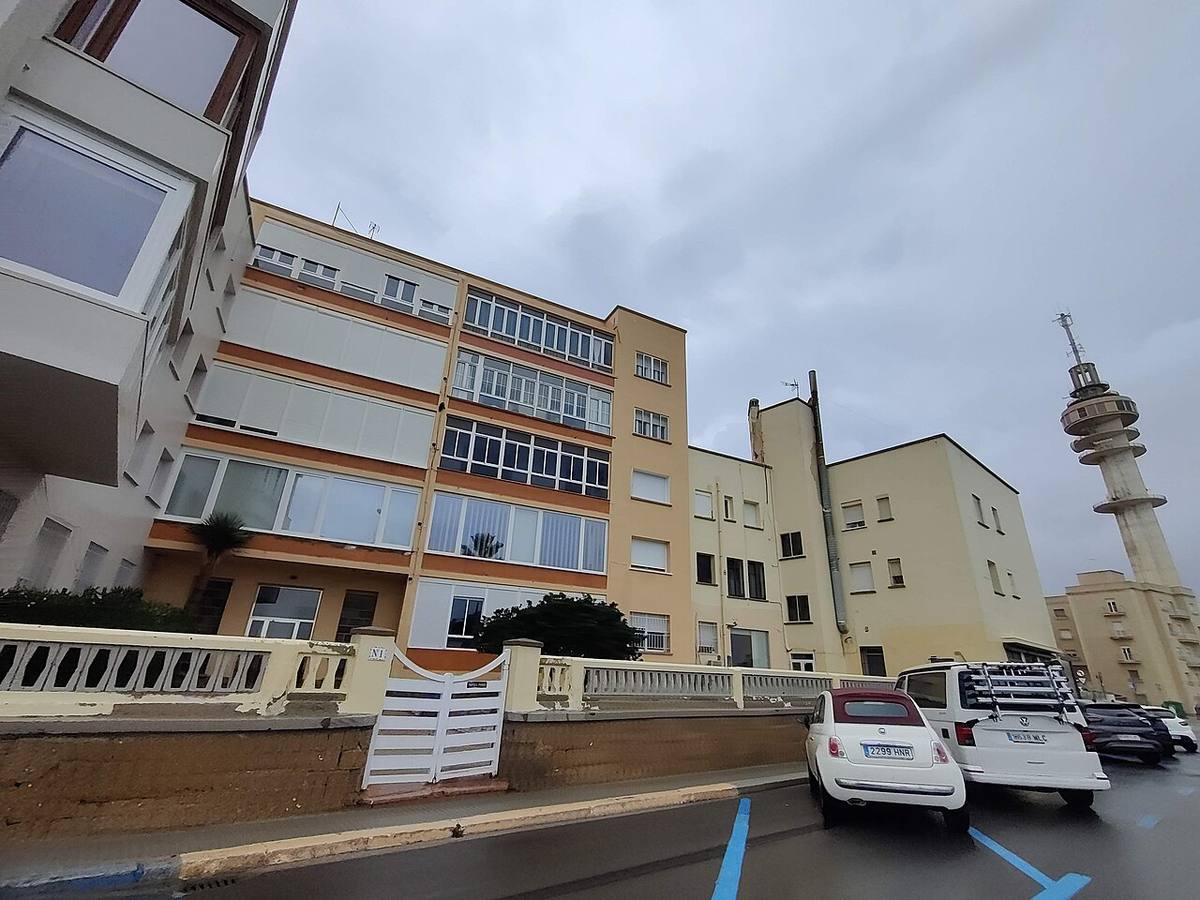Bloques de viviendas frente a la costa en Cádiz.