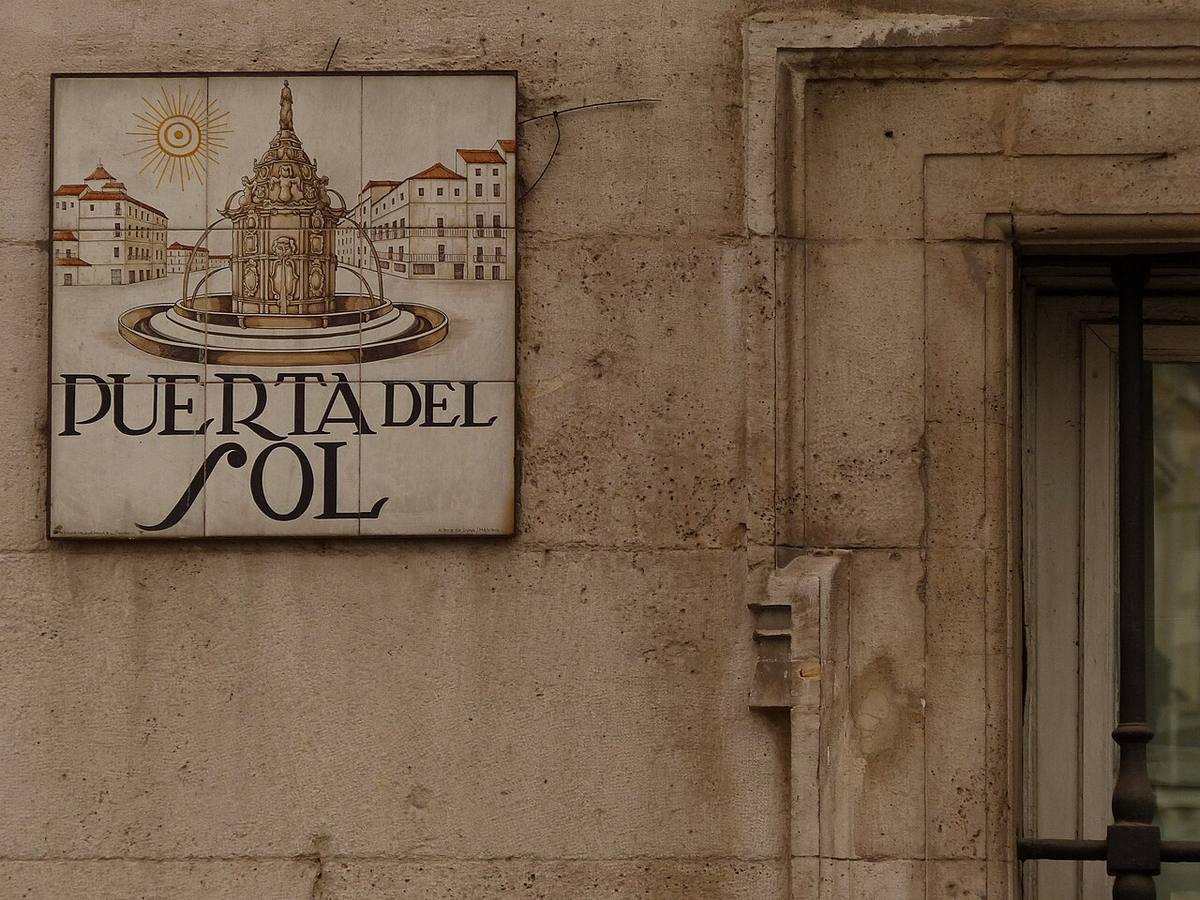 Placa de la Puerta del Sol en la fachada de la Real Casa de Correos.