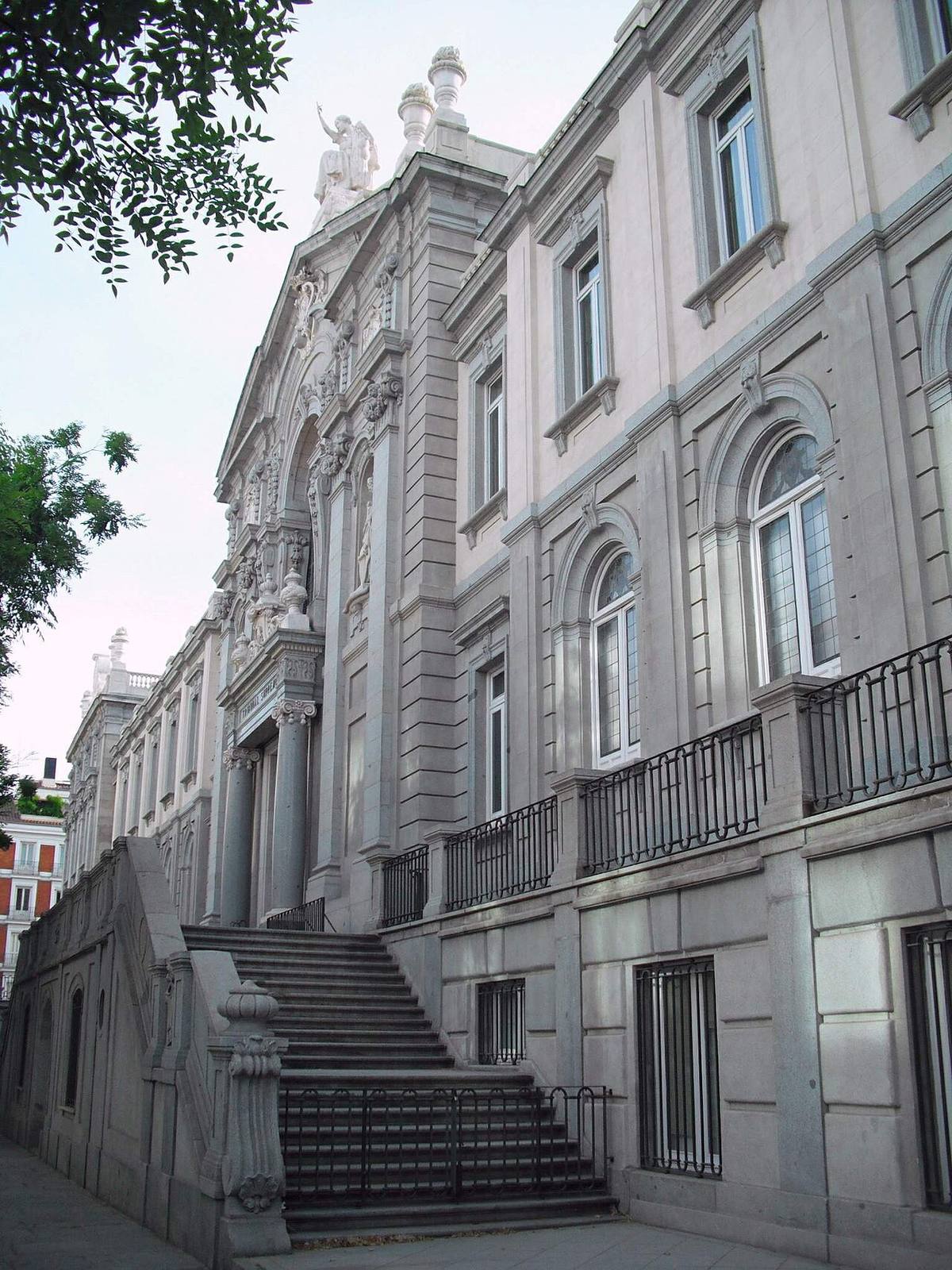Fachada principal del Tribunal Supremo en la Plaza de la Villa de París, Madrid.