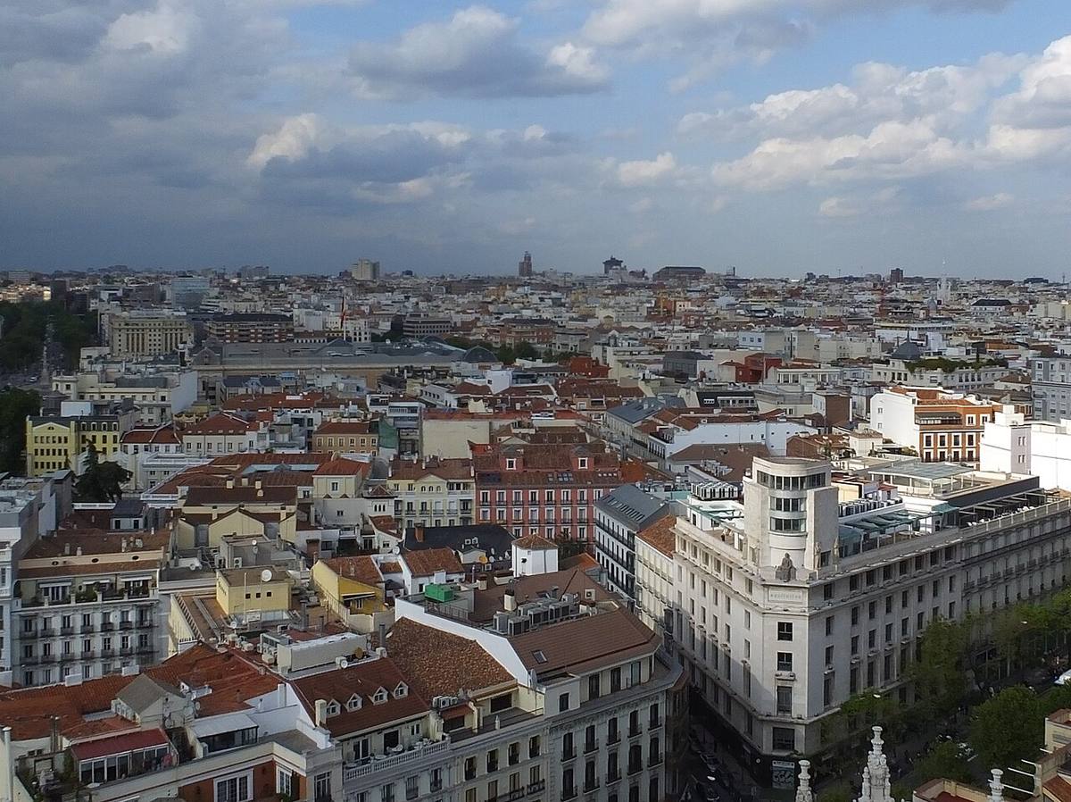 Vista aérea de edificios residenciales y comerciales en el centro de Madrid.