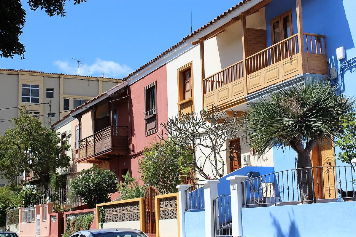 Fachada de viviendas unifamiliares con balcones de madera.