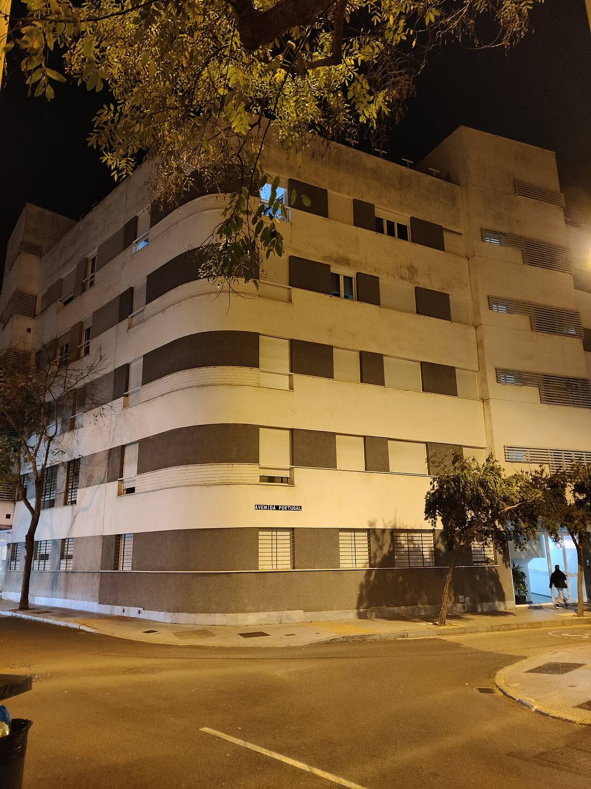 Edificio residencial en la esquina de la Avenida Portugal en Cádiz.