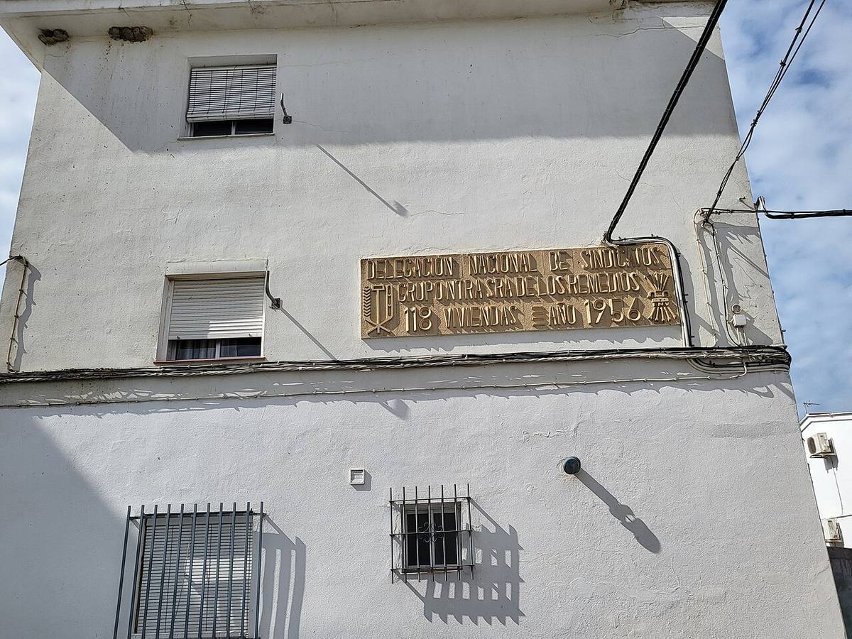 Placa en el grupo de viviendas Nuestra Señora de los Remedios en Chiclana de la Frontera.
