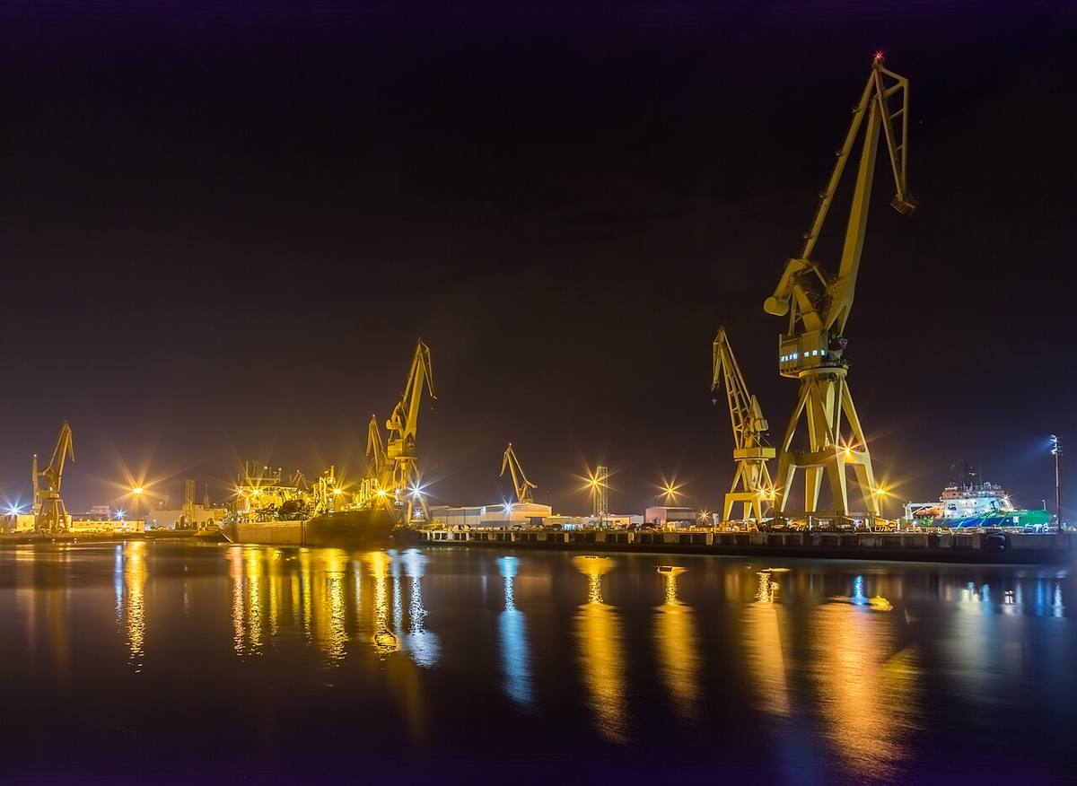 Vista nocturna de las grúas en el Puerto de la Bahía de Cádiz.