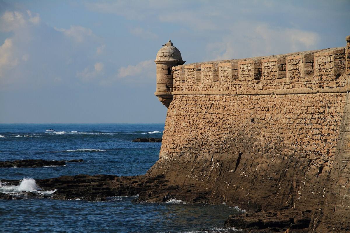 Murallas del Castillo de San Sebastián en Cádiz.