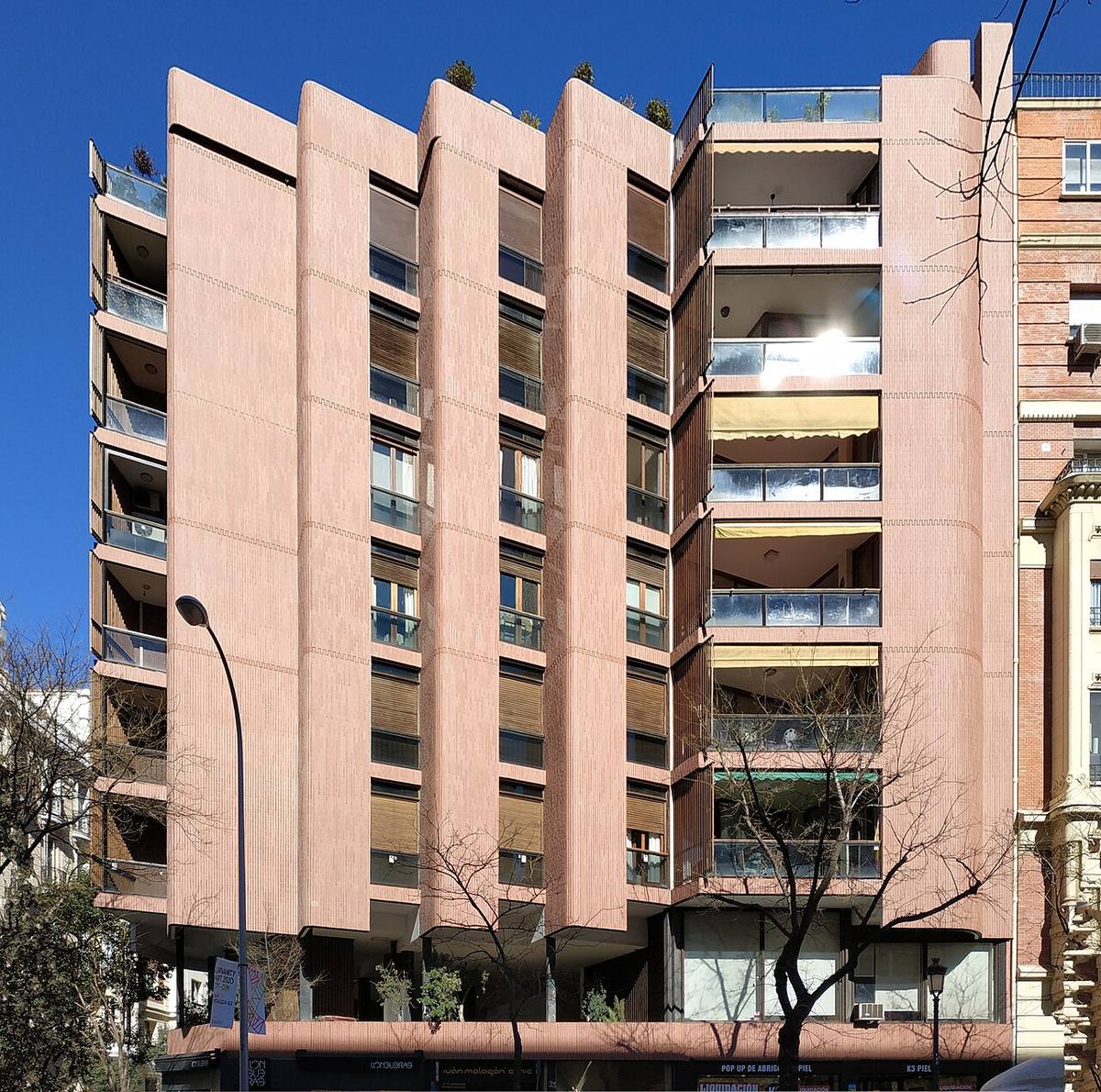 Fachada del Edificio Girasol en el distrito de Salamanca, Madrid.